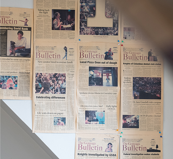 한 여성이 여러 개의 카약 옆에 서 있다